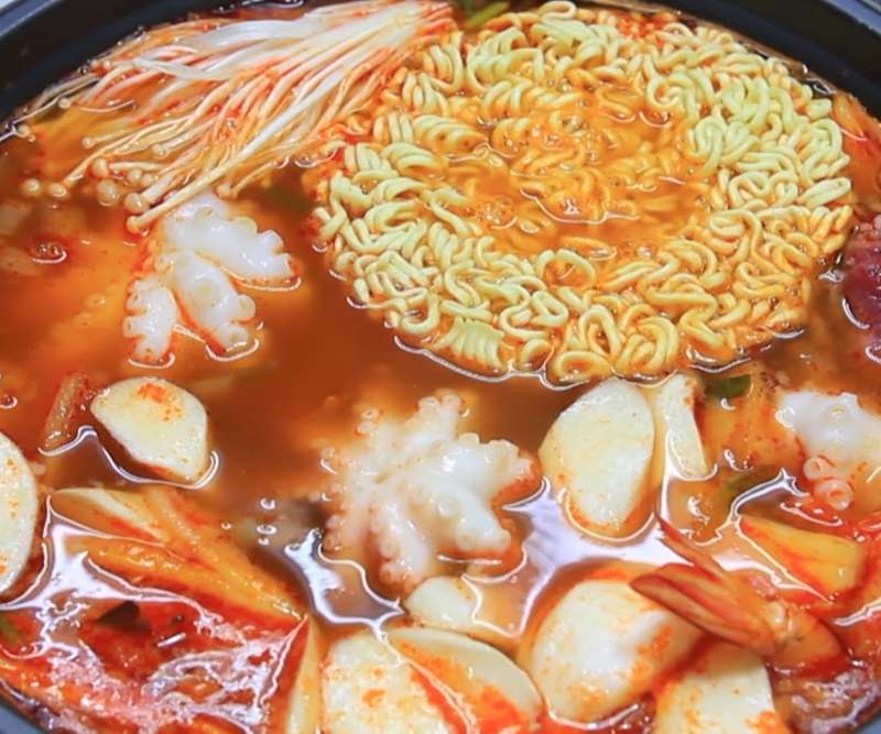 Canh kim chi hải sản chuẩn vị Hàn Quốc