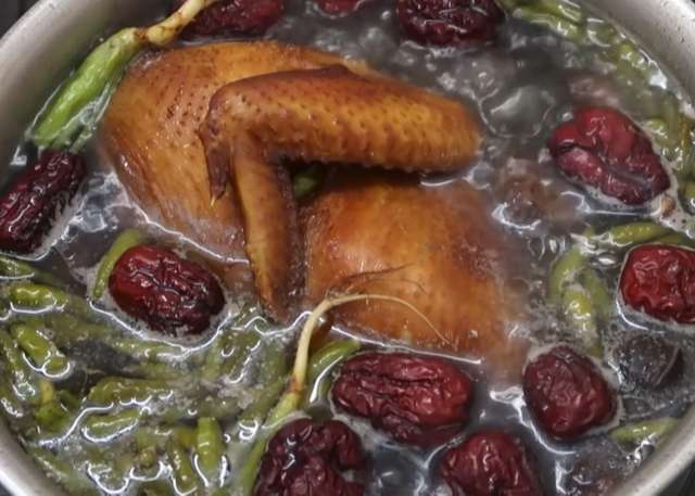 Nấu gà tiềm ớt hiểm