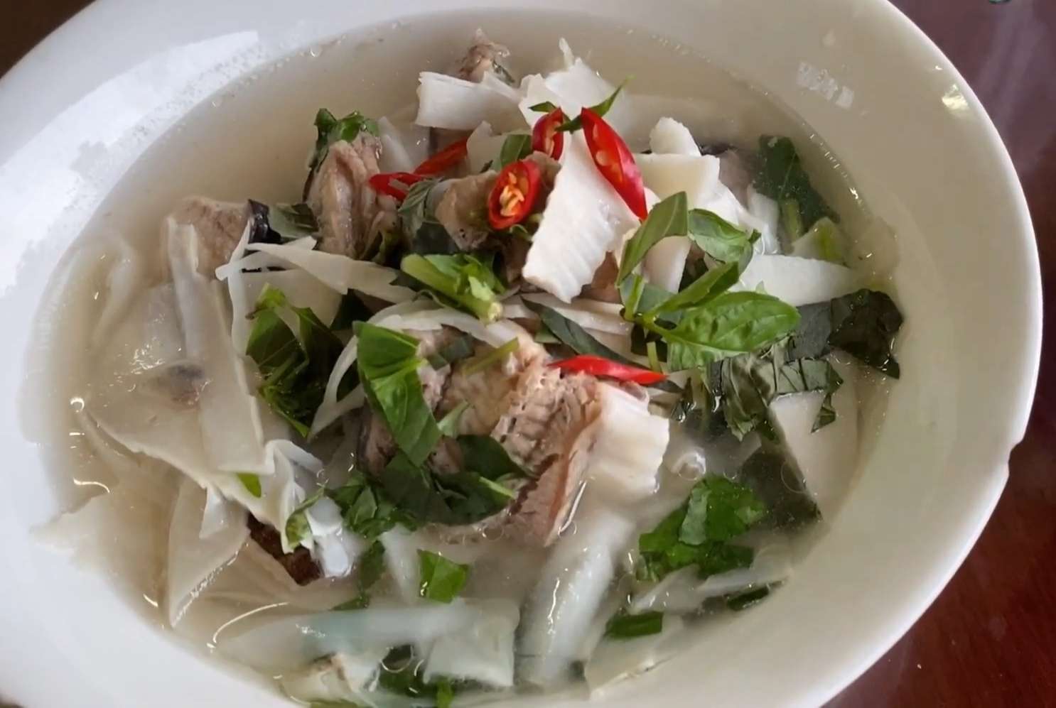 Canh cá đuối nấu măng chua