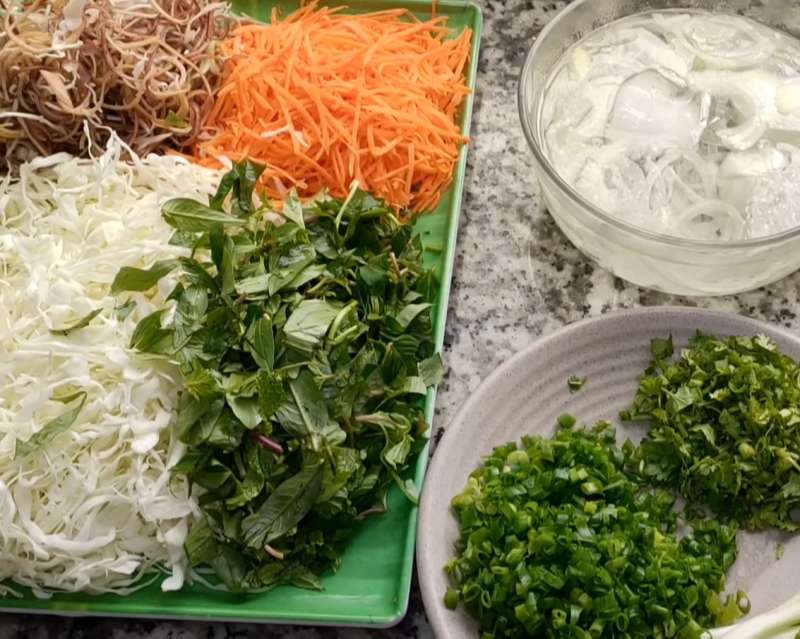 Sơ chế nguyên liệu làm gỏi vịt