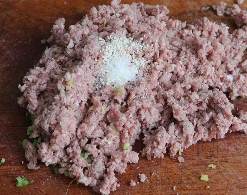 Ướp thịt băm cùng với gia vị cho ngấm