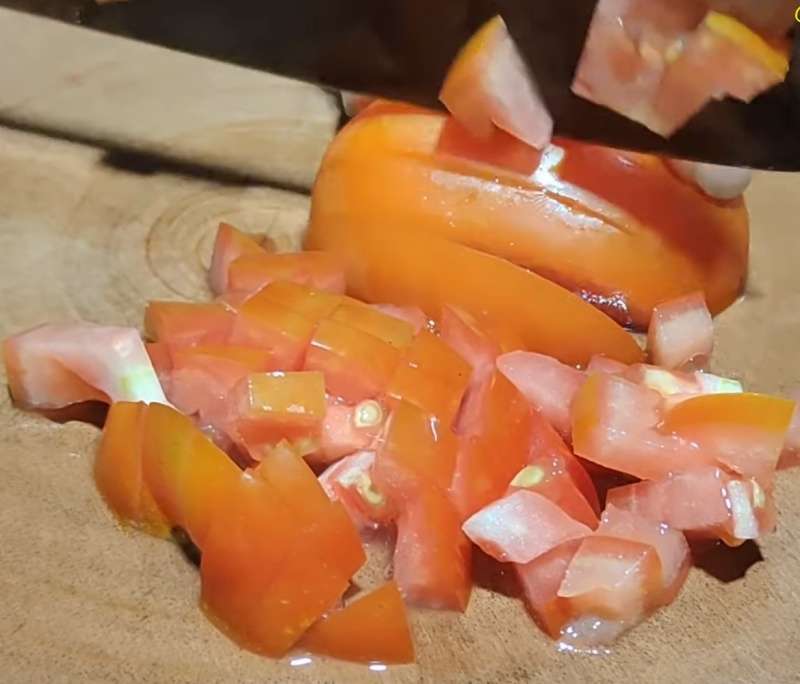 Cà chua thái hạt lựu 