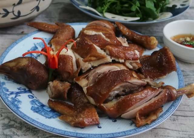 Chặt gà tiềm thành miếng vừa ăn