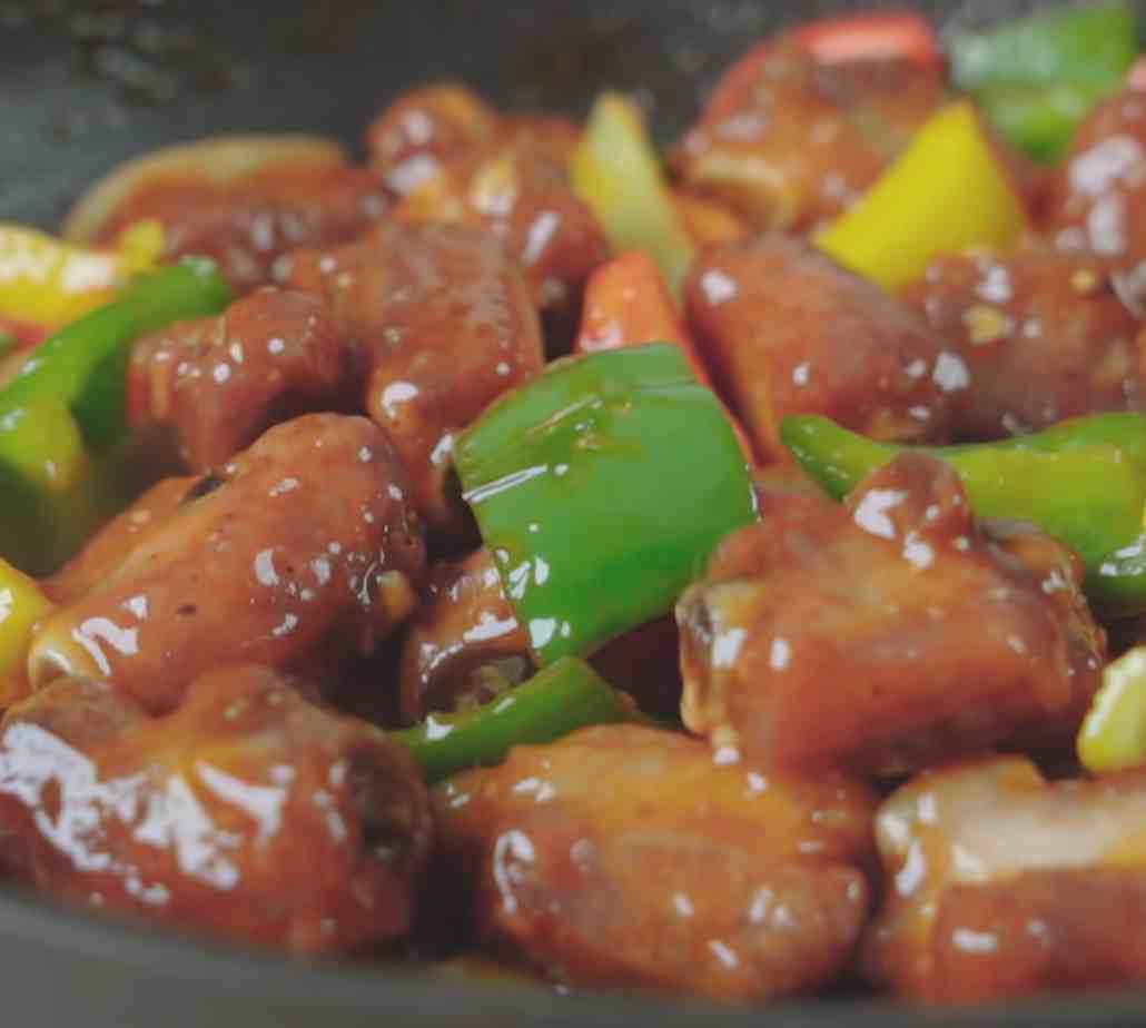 Đảo sườn cùng với rau củ và nước sốt
