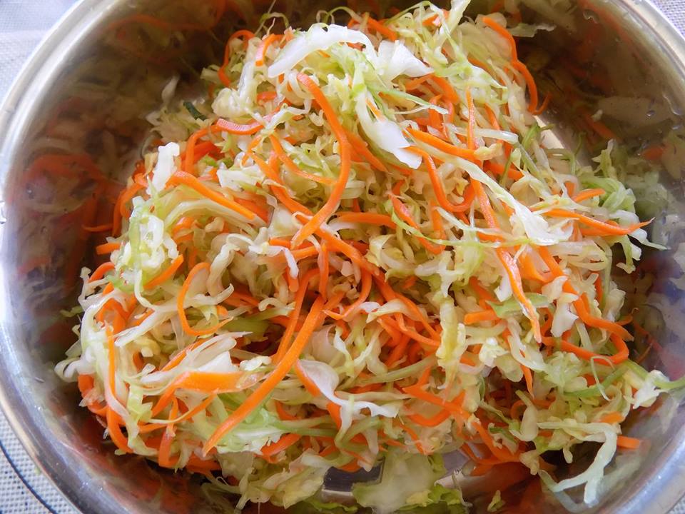 Trộn với đường sẽ giúp bắp cải và cà rốt được giòn lâu