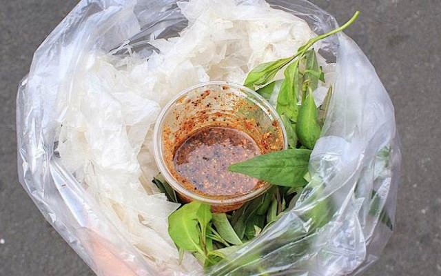 Cách thực hiện bánh tráng trộn vừa phải ngon và vừa phải giản dị và đơn giản bên trên nhà
