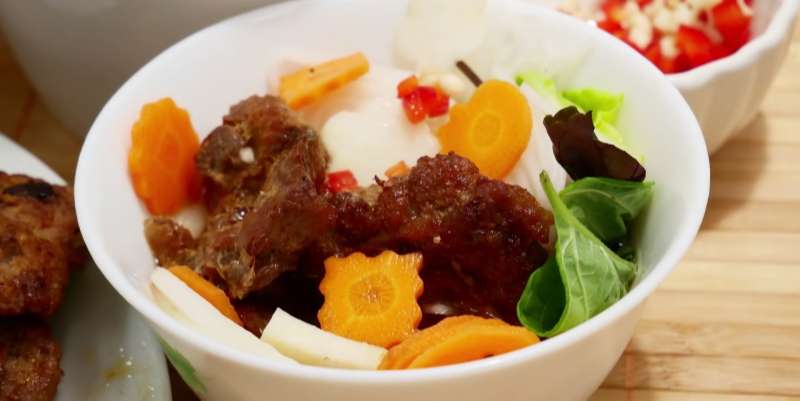 Bún chả ăn kèm nước chấm ngon 