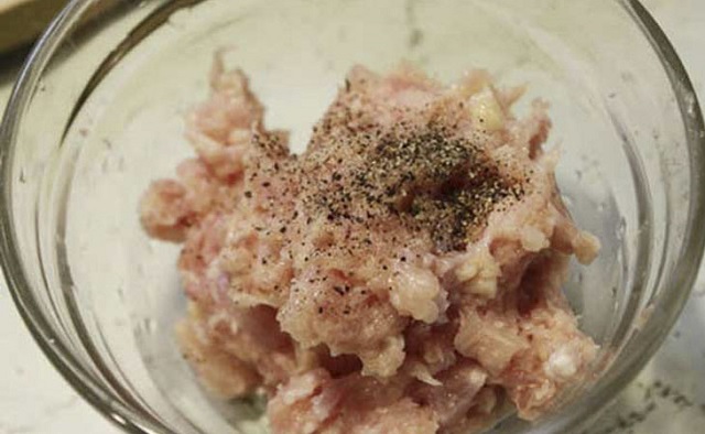 Món mắm tép chưng thịt đậm đà và hấp dẫn 4 ướp thịt với gia vị