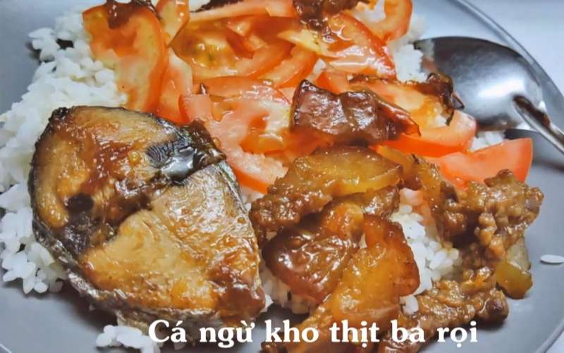 Thưởng thức cá ngừ kho thịt 3 rọi thơm ngon với cơm trắng