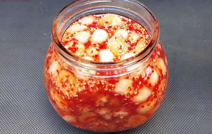 Cho cà pháo vào hũ, đổ nước mắm đường đã pha vào ngập cà pháo