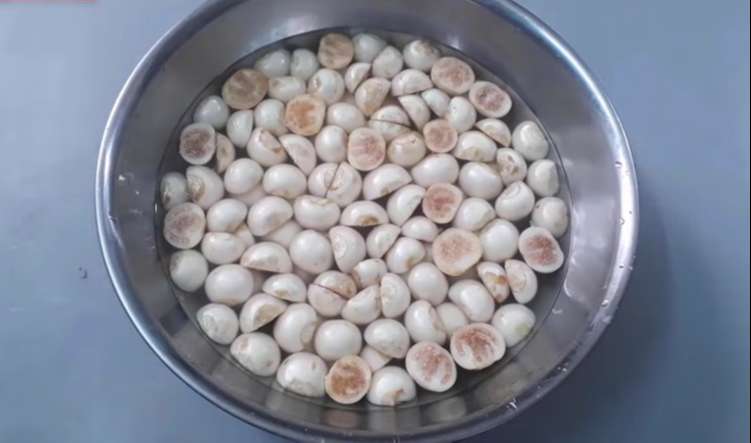 Ngâm cà pháo trong nước muối pha loãng