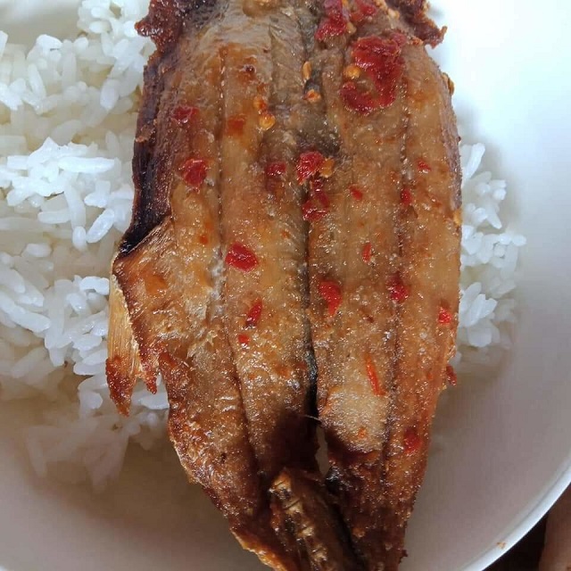 "Khám phá cách chế biến món ngon từ cá thu ảo xẻ một nắng ướp ớt" 3 Cá thu ảo xẻ chiên giòn chấm nước mắm chua ngọt