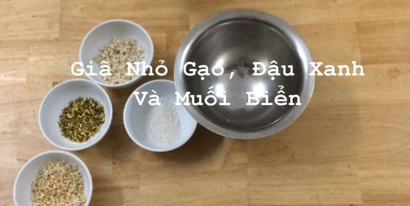 Giã nhỏ muối bột bề bề rang muối