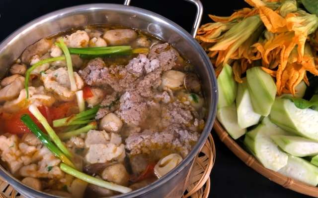Cho chả cá vào nồi