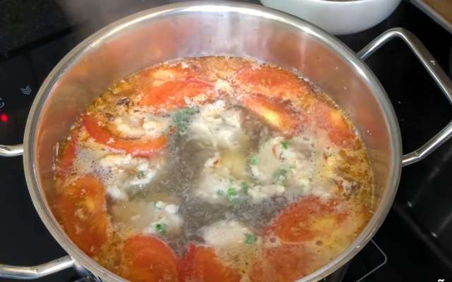 Cho chả cá vào nồi