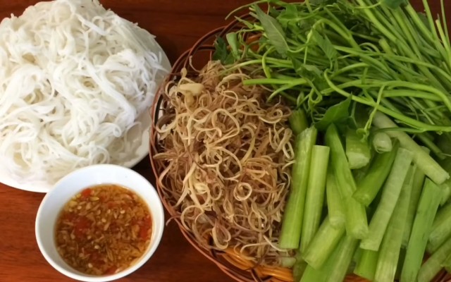 Ngon hơn bao giờ hết: Bí quyết nấu lẩu đầu cá hồi măng chua đậm đà, ngọt ngào 3 Sơ chế nguyên liệu nấu lẩu đầu cá hổi