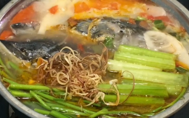 Ngon hơn bao giờ hết: Bí quyết nấu lẩu đầu cá hồi măng chua đậm đà, ngọt ngào 5 Lẩu đầu cá hồi thơm ngon