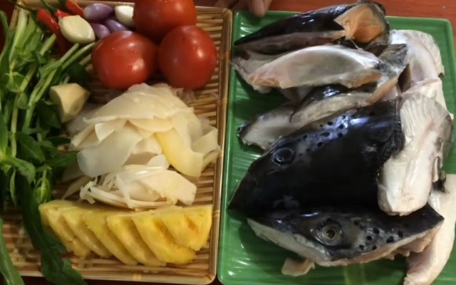Ngon hơn bao giờ hết: Bí quyết nấu lẩu đầu cá hồi măng chua đậm đà, ngọt ngào 1 Nguyên liệu nấu lẩu đầu cá hồi