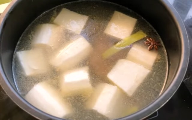 Hầm đuôi bò cho nước lẩu bò ngọt