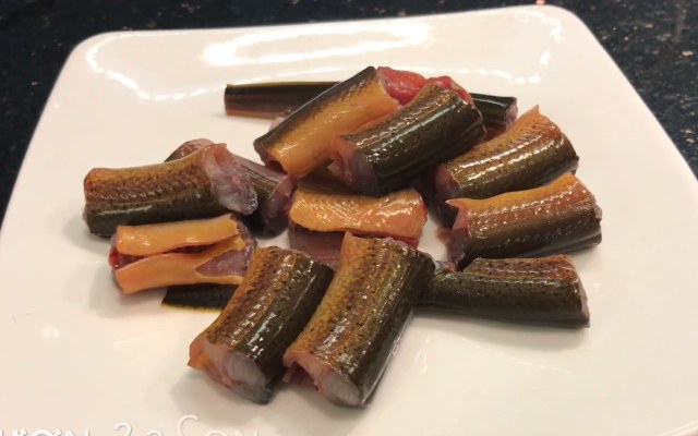 Sơ chế nguyên liệu cho món lẩu lươn lá giang