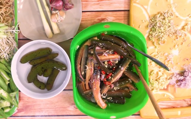 Ướp thịt lươn cùng với gia vị 