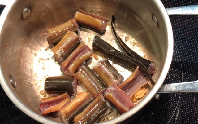 Chia sẻ công thức nấu lẩu lươn chua cay và canh lươn lá giang thơm ngon đón xuân ấm áp 7 Xào thịt lươn cho săn