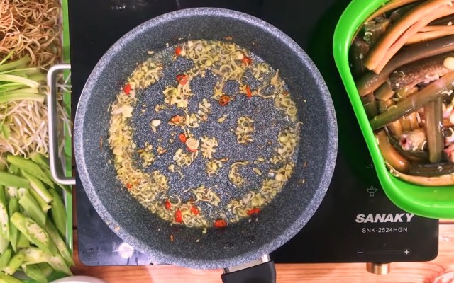Chia sẻ công thức nấu lẩu lươn chua cay và canh lươn lá giang thơm ngon đón xuân ấm áp 3 Phi thơm sả và ớt cùng với dầu ăn