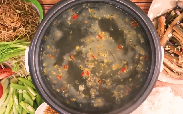Chia sẻ công thức nấu lẩu lươn chua cay và canh lươn lá giang thơm ngon đón xuân ấm áp 4 Nấu nước lẩu lươn