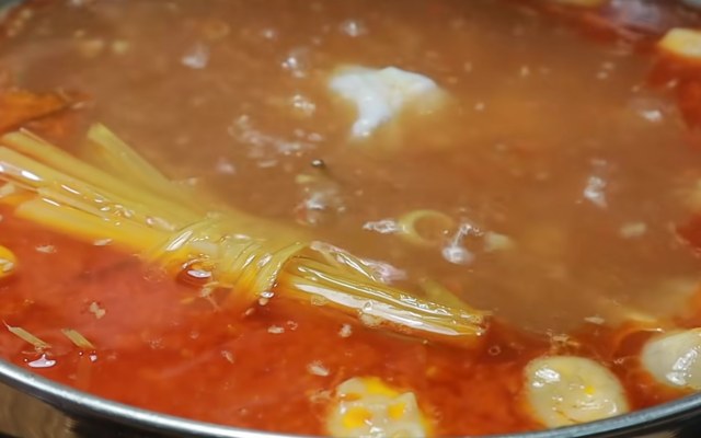 Nấu nước dùng lẩu thái hải sản chua cay