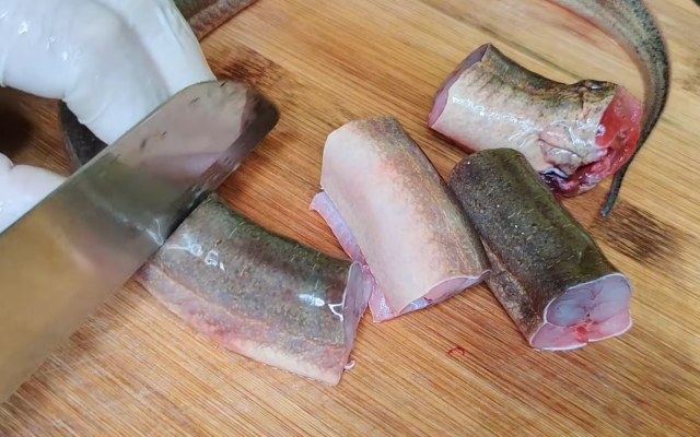 Sơ chế sạch thịt lươn sau đó cắt thành khúc vừa ăn