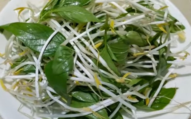 Bí quyết nấu mì gói ngon siêu dễ tại nhà 1 Rửa sạch rau ăn cùng với mì tôm