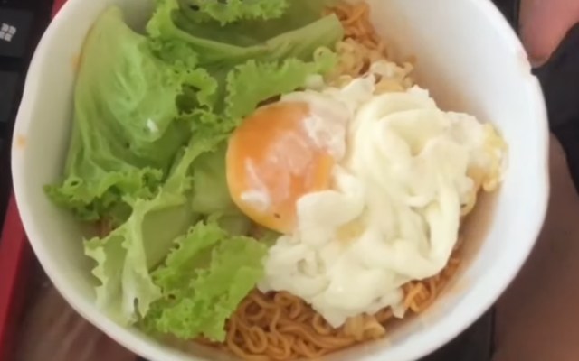 Bí quyết nấu mì gói ngon siêu dễ tại nhà 8 Thưởng thức mì trộn