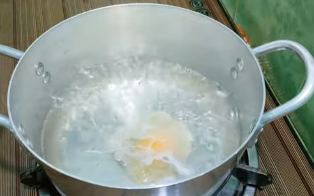 Bí quyết nấu mì gói ngon siêu dễ tại nhà 2 Đun trứng với nước sôi cho chín