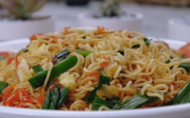 Thưởng thức mì tôm xào trứng