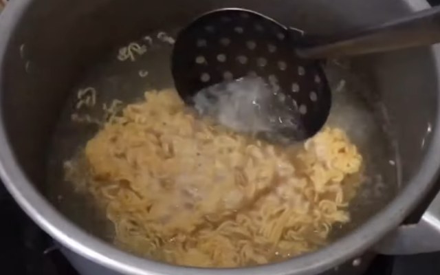 Luộc mì cùng với nước xôi cho mì tơi