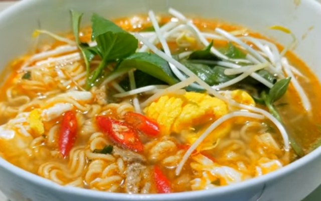 Bí quyết nấu mì gói ngon siêu dễ tại nhà 3 Thưởng thức mì tôm nấu trứng