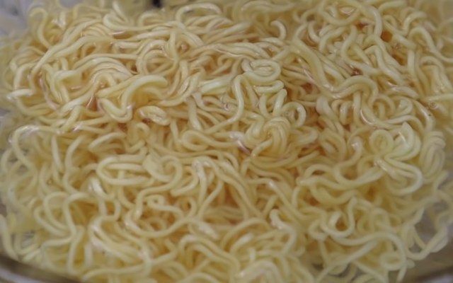 Chần mì tôm cùng với nước nóng