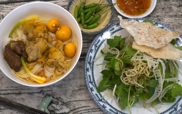Thưởng thức mì quảng gà Thưởng thức mì quảng gà