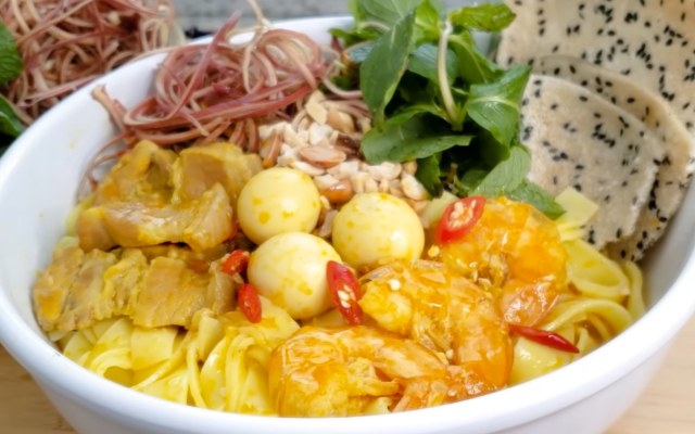 2 cách chế biến mì Quảng gà và mì Quảng thịt heo độc đáo từ vùng miền Trung 12 Thưởng thức mì Quảng thịt heo