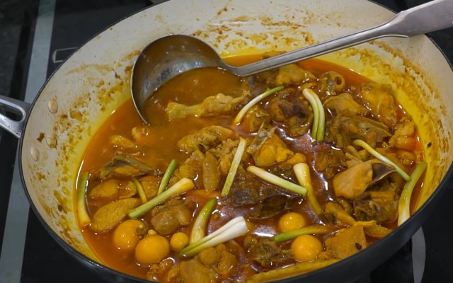 2 cách chế biến mì Quảng gà và mì Quảng thịt heo độc đáo từ vùng miền Trung 5 Nấu nước nhơn cho món mì quảng