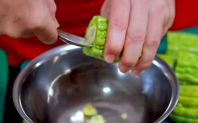 Thực đơn ngon miệng với món mướp đắng nhồi thịt mềm ngọt 1 Khoét bỏ phần ruột bên trong mướp đắng