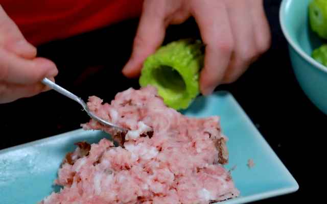 Thực đơn ngon miệng với món mướp đắng nhồi thịt mềm ngọt 3 Nhồi thịt vào mướp đắng