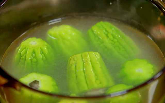 Thực đơn ngon miệng với món mướp đắng nhồi thịt mềm ngọt 4 Nấu canh mướp đắng nhồi thịt