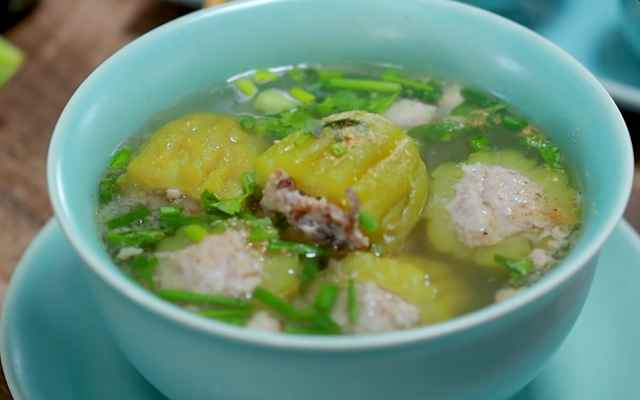Thực đơn ngon miệng với món mướp đắng nhồi thịt mềm ngọt 5 Thưởng thức canh mướp đắng nhồi thịt