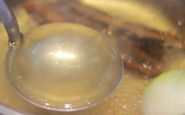 Nấu linh chi cùng với nước hầm gà