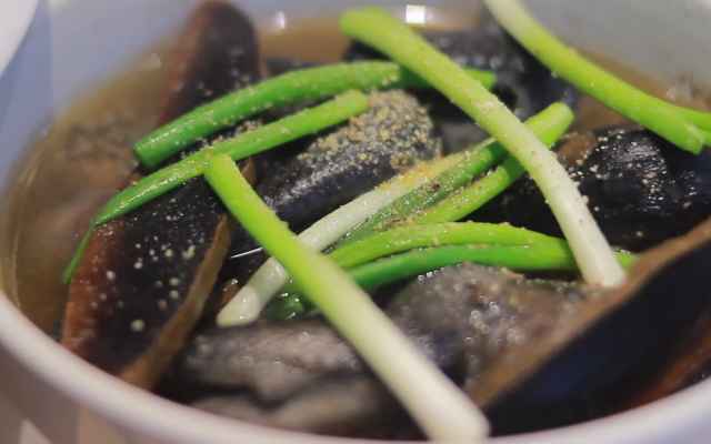 Chuyên gia chia sẻ bí quyết nấu nấm linh chi để tăng hiệu quả 5 Thưởng thức gà ác hầm nấm kinh chi