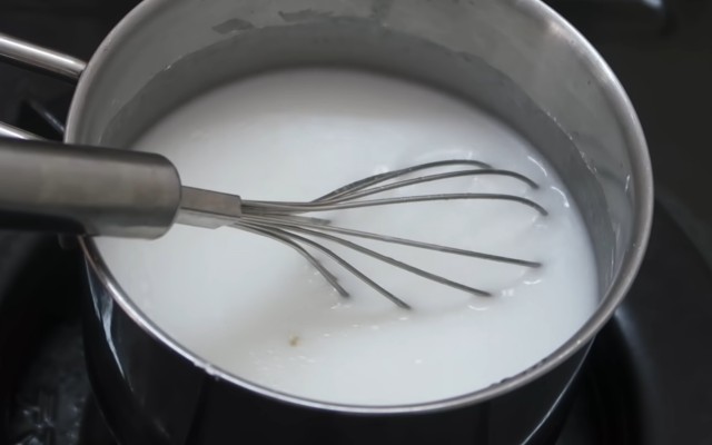 "Chia sẻ cách làm nước cốt dừa thượng hạng cho chè thơm ngon và bảo quản lâu" 2 Vừa đun nước cốt dừa vừa khuấy đều