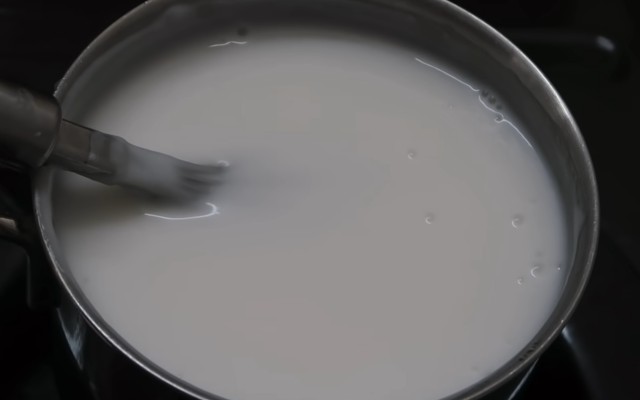 "Chia sẻ cách làm nước cốt dừa thượng hạng cho chè thơm ngon và bảo quản lâu" 3 Nước cốt dừa thơm ngon sánh mịn