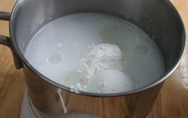 "Chia sẻ cách làm nước cốt dừa thượng hạng cho chè thơm ngon và bảo quản lâu" 1 Pha hỗn hợp nấu nước cốt dừa