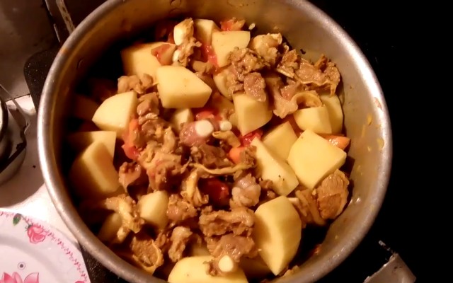 - Bí quyết nấu thịt trâu hầm và thịt trâu sốt vang thơm ngonực chất, mềm ngon 3 Nấu thịt trâu với khoai tây